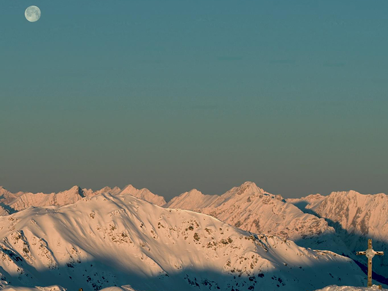 日出之前-阿尔卑斯山的冬天
