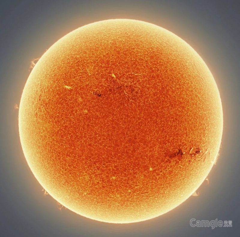 这张由15万张照片合成的“火焰的融合”揭示了太阳纹理的细节！