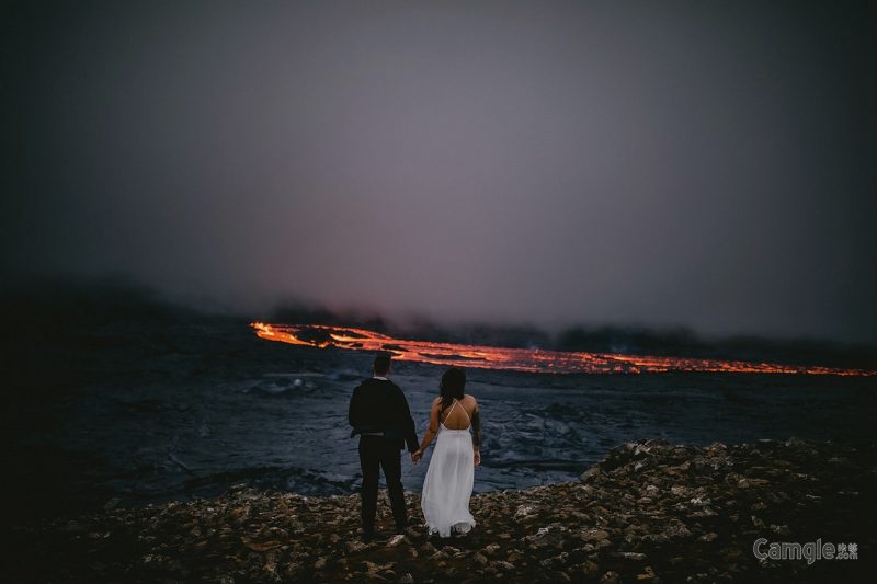 在活火山旁拍摄的《私奔》肖像作品