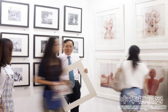 华人摄影收藏家靳宏伟：无偿的分享是人生的幸事