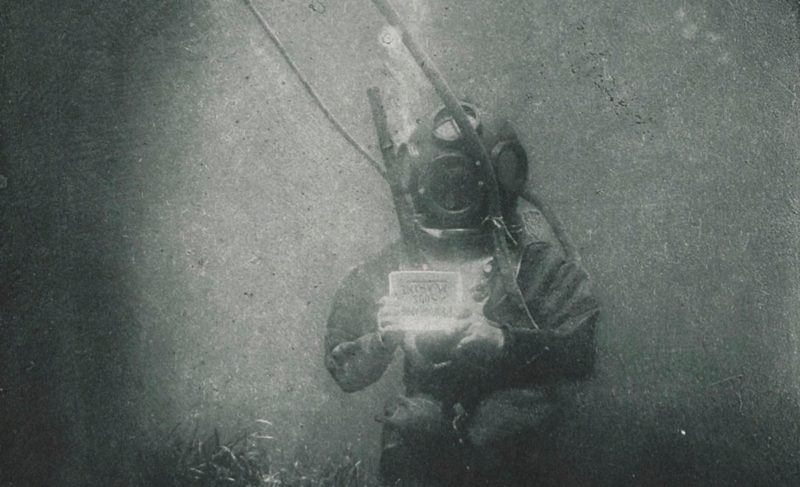 世界上最早的潜水照片