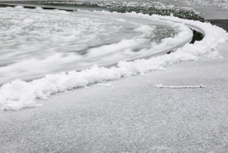 摄影师捕捉罕见的旋转冰圈照片