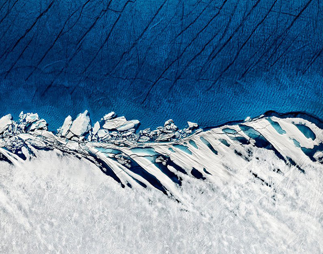 北极的蓝与白：日渐融化的冰雪