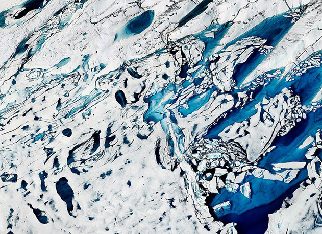 北极的蓝与白：日渐融化的冰雪