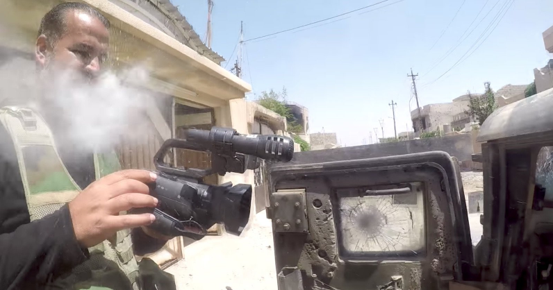 摄影记者胸前的 GoPro ，挡住 ISIS 狙击手的子弹