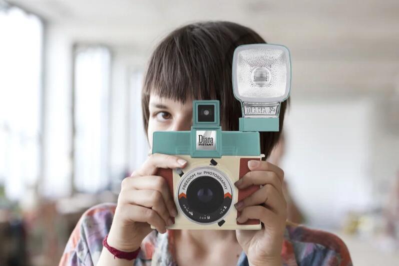 LOMO 推出首款搭载可换镜头的 Diana Instant Square 拍立得相机