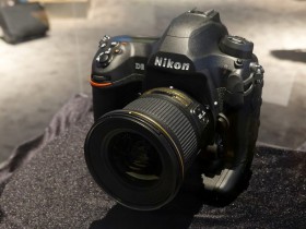 在CES 2020展会上尼康展示D6相机
