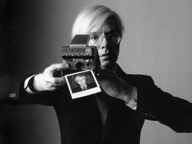 美国艺术家Andy Warhol的宝丽来SX-70相机现以9万元的拍卖高价出售