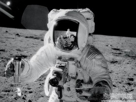 拍出百万美金哈苏登月相机，身份被存疑