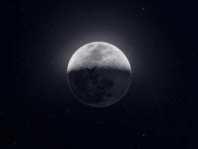 5万张照片合成，极富细节的超大月亮