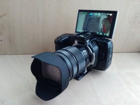 在Blackmagic Pocket Cinema 4K相机上安装翻转式LCD屏