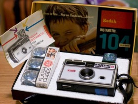 这部老式相机广告片让大家想起柯达Instamatic“闪光立方体”装置！