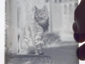 看摄影师如何将120年历史的底片冲印成兰嗮照片