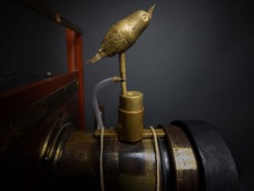 这只具有140年历史的黄铜鸟就是“Watch the birdie”短语的起源！