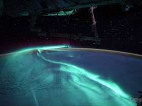 法国宇航员从国际空间站拍摄到的南极光图像！