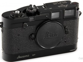 这部于1957年推出的徕卡MP黑漆版相机最终拍卖价格高达862万元！