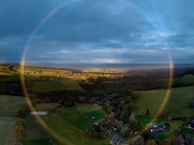 摄影师使用无人机拍摄罕见的环形彩虹！